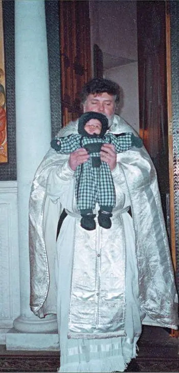Протоиерей Валентин Уляхин выносит из алтаря младенца Марка Декабрь 2003 года - фото 142