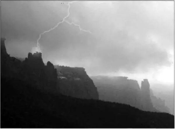 Гроза в Скалистых горах Многие из виденных мною молнии напоминали огненные - фото 6