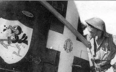 Pic72 Британский солдат у хвостового оперения Re 2001 2го дивизиона на - фото 83