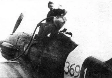 Pic61 Заправка фюзеляжного топливного бака Re2001CB Сицилия сентябрь 1942 - фото 86