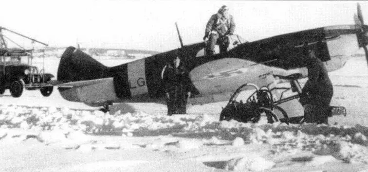 LG3 на полевом аэродроме начало 1944 г Эйно Коскинен в кабине ЛаГГ3 - фото 32