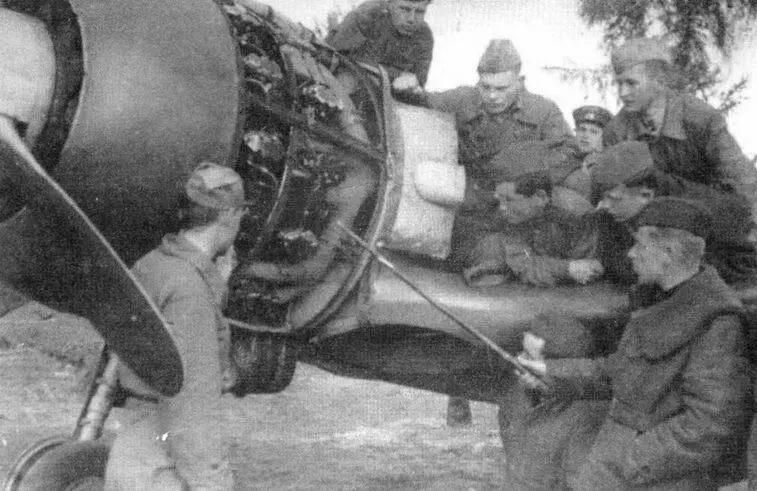 Новичкимеханики знакомятся с начинкой истребителя Ла5Ф двигатель АШ82Ф - фото 35