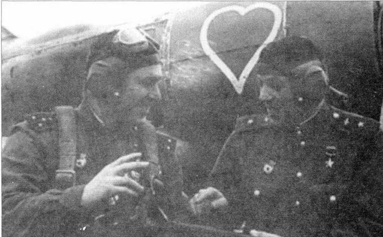 Командир 41го ГИАП майор Александр Георгиевич Павлов слева обсуждает - фото 52
