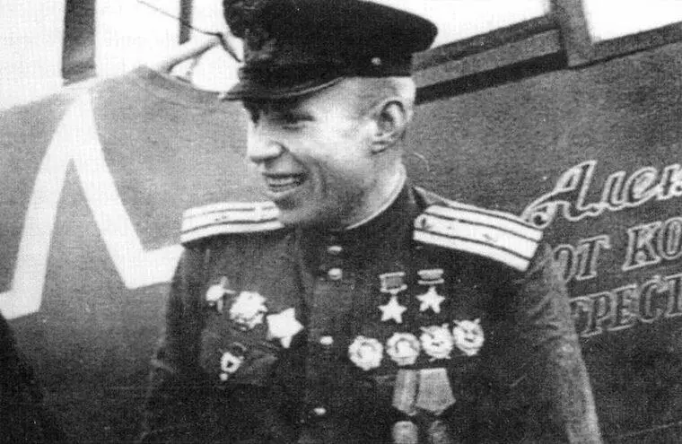 Алексей Алелюхин на фоне своего именного Ла7 с надписью Алексею Алелюхину от - фото 80