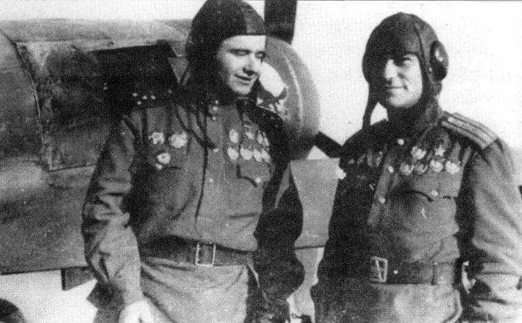 АметХан Султан справа у своего Ла7 слева стоит ведомый аса Иван - фото 83