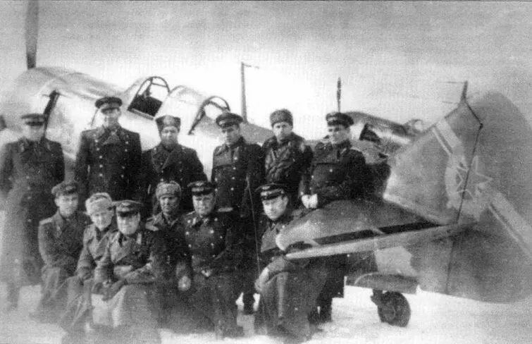 Очень хорошо видна необычная символика нанесенная на вертикальное оперение - фото 87