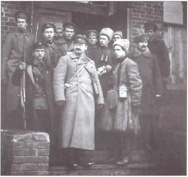 Троцкий со своей охраной 1919 г М Литвинов с членами коллегии НКИА - фото 7