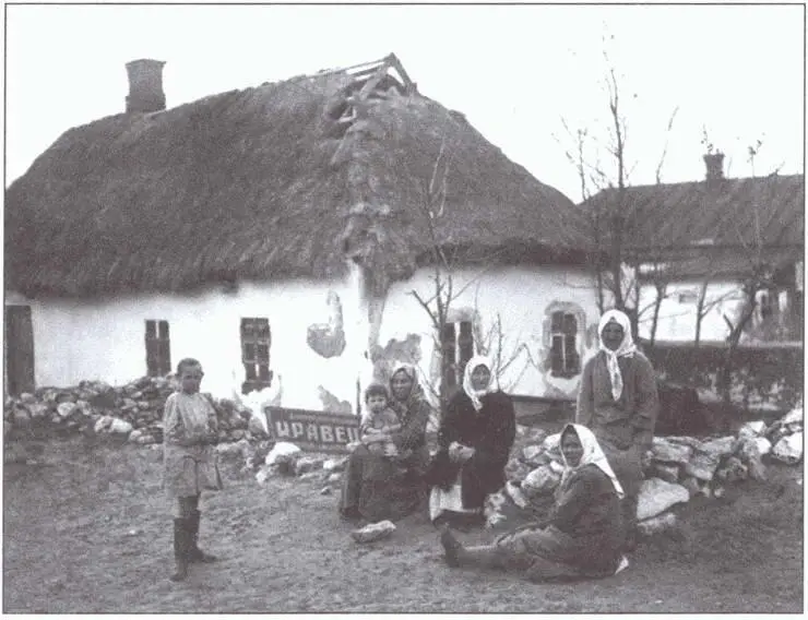 Раскулаченные около своего бывшего дома 1930 г И Сталину А Рыков Г - фото 11