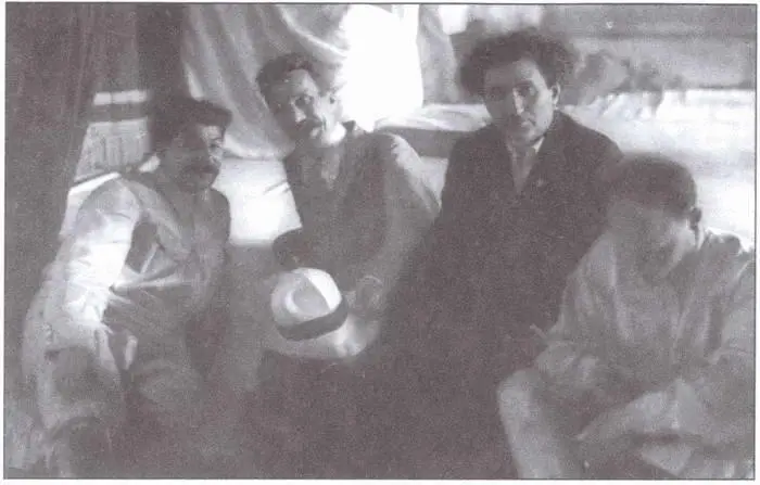 И Сталину А Рыков Г Зиновьев и Н Бухарин 1924 г Карикатура на - фото 12