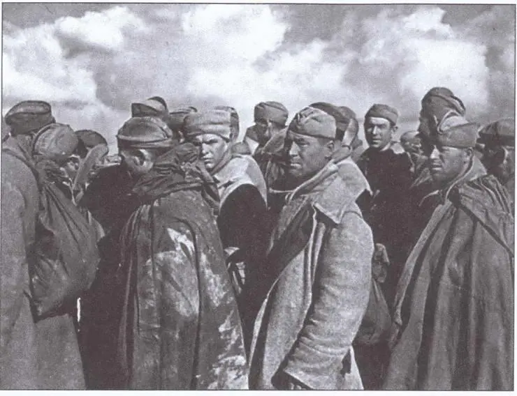 Советские военнопленные 1941 г Колонны немецких военнопленных у - фото 19