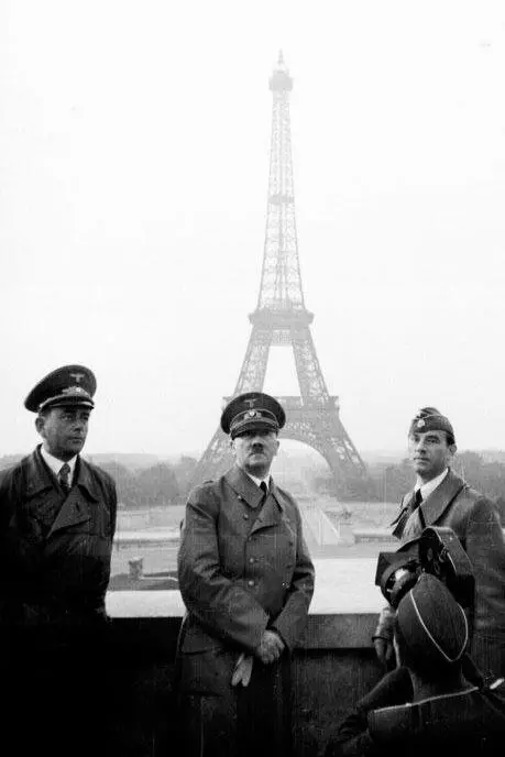 Фюрер позирует кинооператору на фоне Эйфелевой башни Париж Франция 1940 г - фото 59
