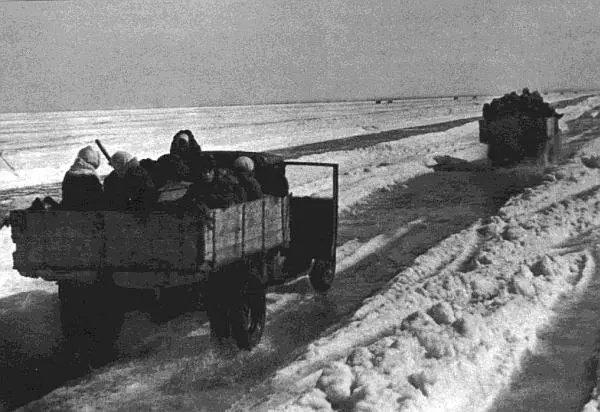 По Дороге жизни с 22 января по 15 апреля 1942 года было эвакуировано 554 тысячи - фото 65