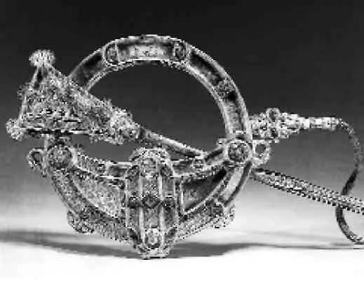 Серебряная позолоченная брошь из Тары украшенная золотой филигранью янтарем - фото 36