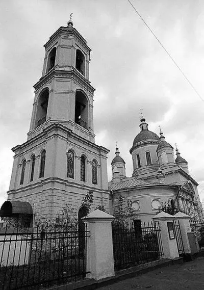 Храм св Сергия Большие чисто выметенные дворы под деревянными навесами и - фото 127