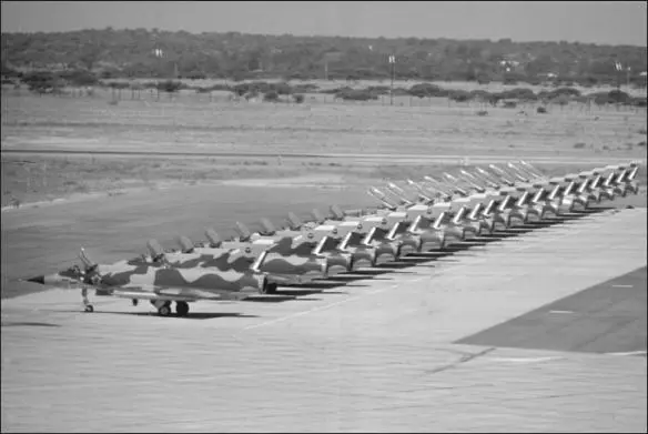 Lineup of Mirage IIIEZ and twinseat D2Z aircraft at AFB Pietersburg South - фото 33