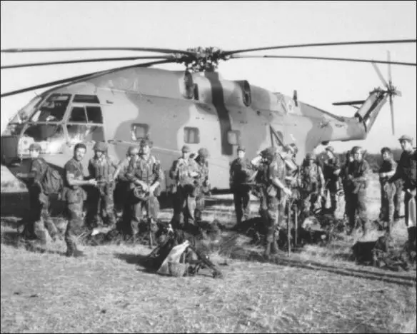 Operation BootlaceUric Rhodesian troops in front of a SAAF Super Frelon - фото 52