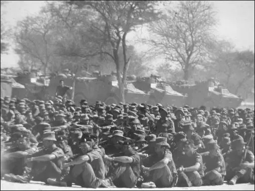 Operation Protea SADF briefing prior to the assault with rows of Ratels in - фото 53