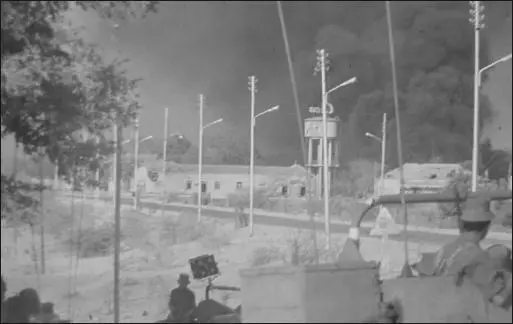 SADF troops awaiting the conclusion of the aerial bombardment of Ongiva prior - фото 57