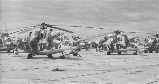 Angolan Mi24s A handful of foreign correspondents were also allowed to - фото 88