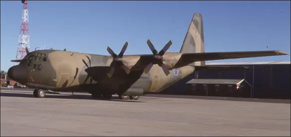 C160BZ Hercules serial 405 in typical bush war colours with few markings - фото 121