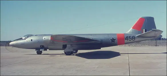 EE Canberra T Mk IV serial 458 in the earlier Silver Black and Dayglo - фото 124