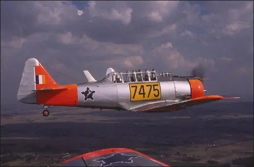 NA Harvard serial 7475 in the SAAFs official training scheme of Silver and - фото 126