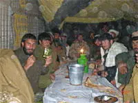 11 British soldiers eat dinner with former Taliban fighters persuaded to - фото 92