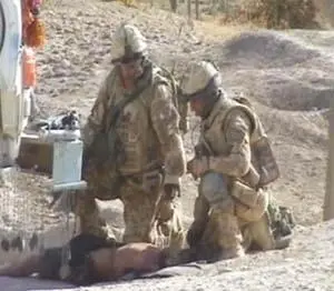 34 SergeantMajor Daniel Benson and medic Corporal Phil French try to save - фото 110