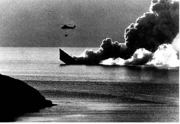 One of the iconic shots of the Falklands war Pete Manley and Ric Fox fly - фото 53