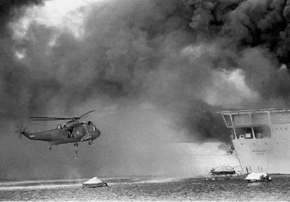 Another of the iconic shots of the Falklands war Hugh Clarks 825 Squadron Sea - фото 56