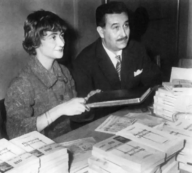 Саган подписывает свой первый роман Здравствуй грусть 1954 г Наконец - фото 469
