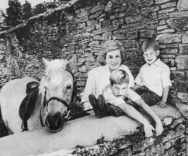 Диана с сыновьями Обязанности принцессы состояли из двух частей официальных - фото 488