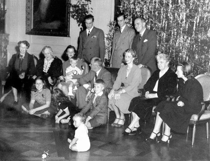 Семья Рузвельтов на Рождество 1939 года Когда заканчивался второй срок его - фото 261