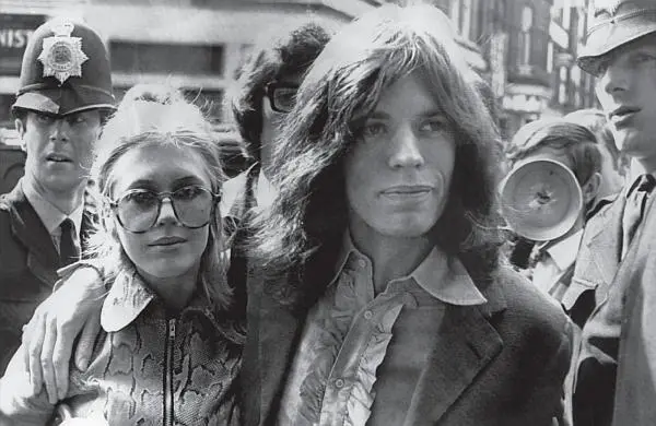 Мик и Марианна Фейтфул снова в суде летом 1969 года семь месяцев спустя - фото 11