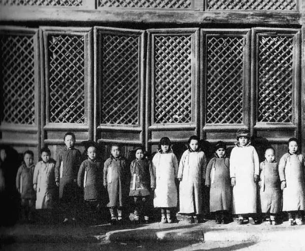 Из этих девочек будут выбраны наложницы для императора Фото конца XIX века - фото 19