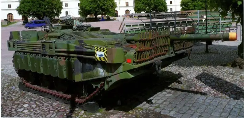 Основной боевой танк Strv 103C в военном музее в Стокгольме Основной боевой - фото 5