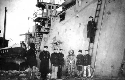 Броненосный крейсер Баян в 19111912 гг два фото вверху У борта Баяна - фото 102