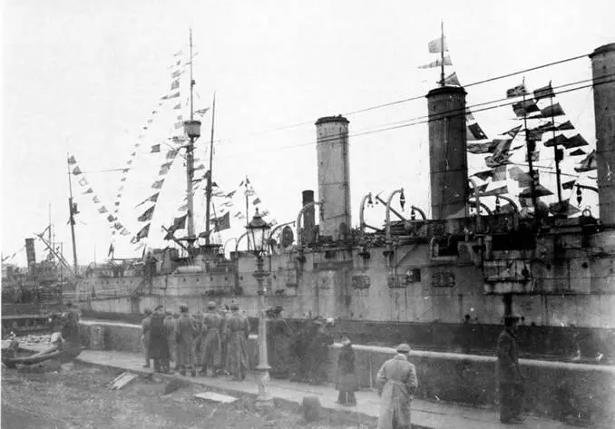 Адмирал Макаров на параде посвященном 1 мая 1918 г Броненосный крейсер - фото 91