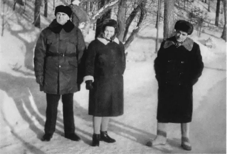 На прогулке Андрей Андреевич Лидия Дмитриевна и МВ Зимянин Л Брежнев - фото 41