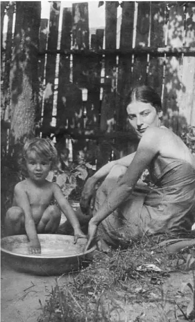 Сережа Лебедевмладший и Алиса Григорьевна на даче в Звягино 1937 год В июне - фото 10