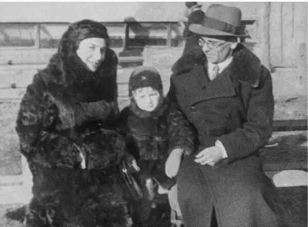 Семья Лебедевых Москва зима 19371938 Еще более поразительные вещи вспоминает - фото 11