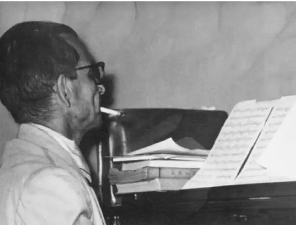 Сергей Алексеевич дома за роялем Киев 1950 год Хотя уже 12 февраля 1945 года - фото 13