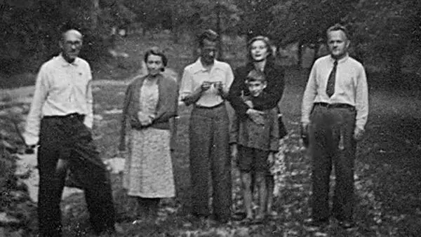 В Феофании конец 1940х годов Крайний слева М А Лаврентьев рядом его - фото 16