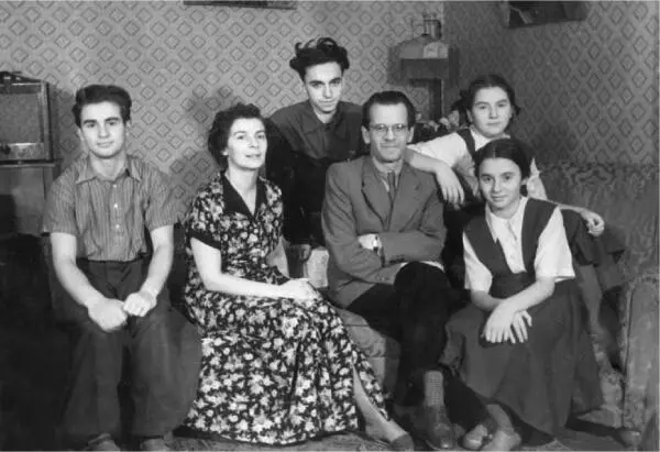 Семья Лебедевых в начале 1950х Между Алисой Григорьевной и Сергеем - фото 23