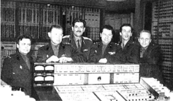 Сотрудники ВЦ 1 у пульта управления ЭВМ Стрела В центре Н А Криницкий - фото 113