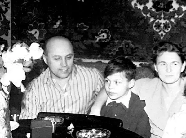 Китовы с сыном Володей 1957 год Анатолий Иванович успешно руководил ВЦ 1 до - фото 114