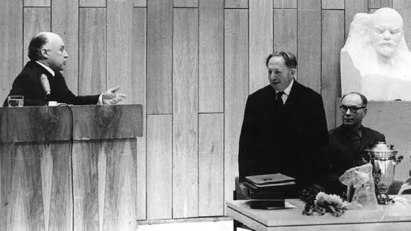 А И Китов поздравляет своего друга И Я Акушского с юбилеем 30 июля 1970 - фото 117
