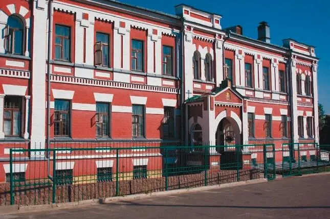 В полуподвальном этаже размещались силовые установки мастерские и склад на - фото 156