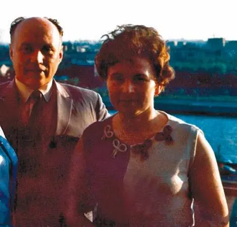 Китовы на балконе своей московской квартиры на Таганке Фото их гостя - фото 165