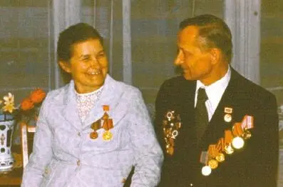 Октябриса Николаевна и Борис Николаевич Малиновские 1980 год Большая семья - фото 167